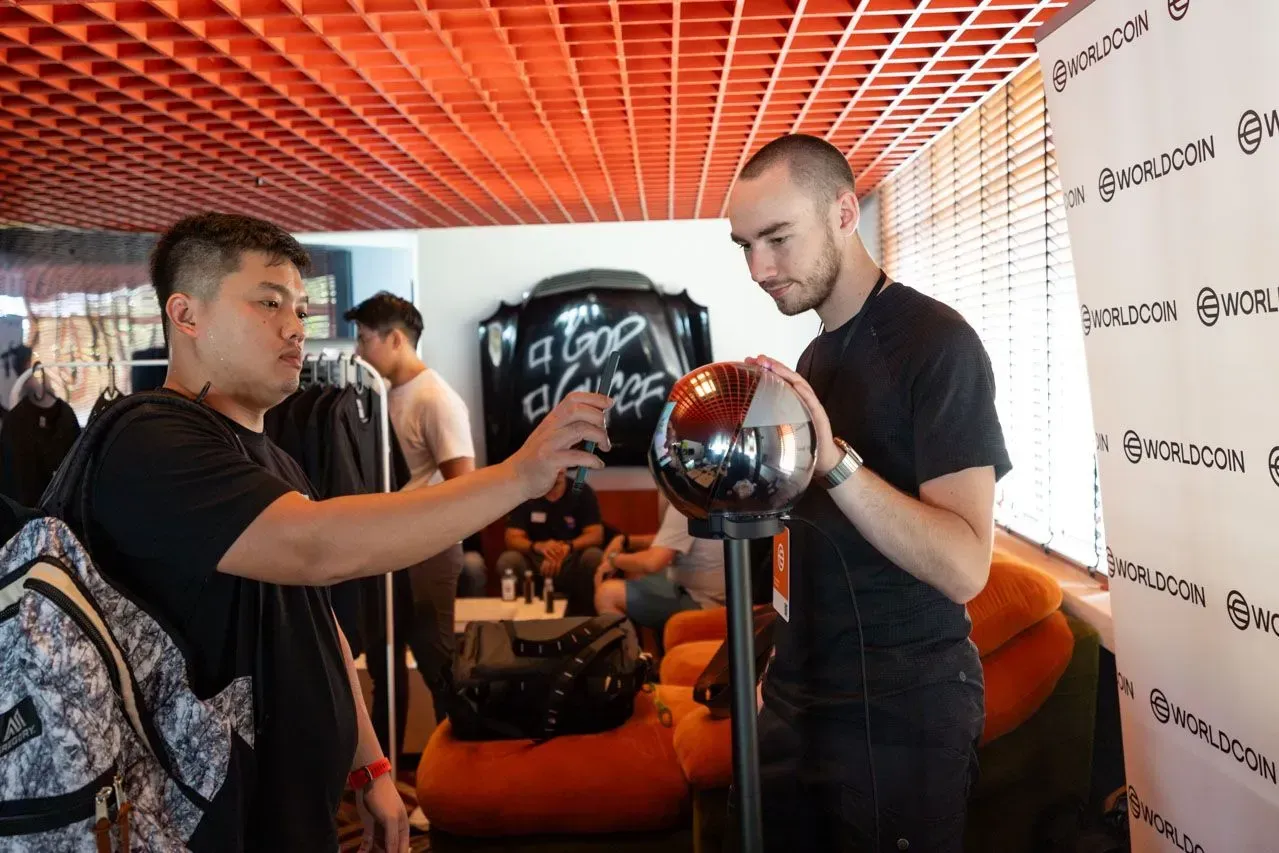 Singapore Issues Warning Against Worldcoin, Crypto Ownership Slips