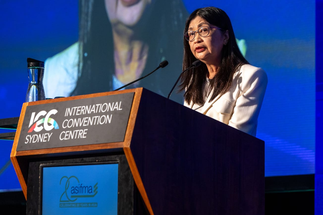 SFC Chief: Banks, Asset Managers Must Embrace Blockchain to "Survive and Thrive"